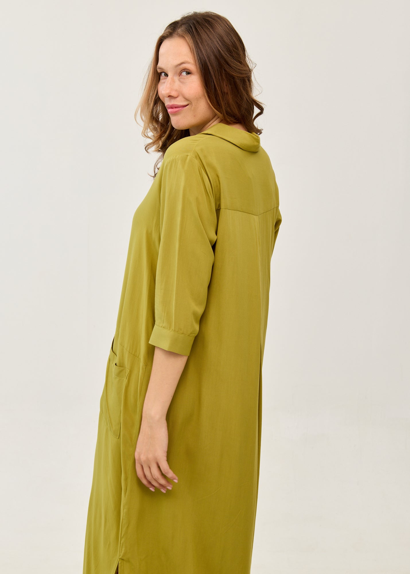 Dress with a half-placket collar and square pockets in green