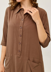 Dress with a half-button placket and square pockets brown