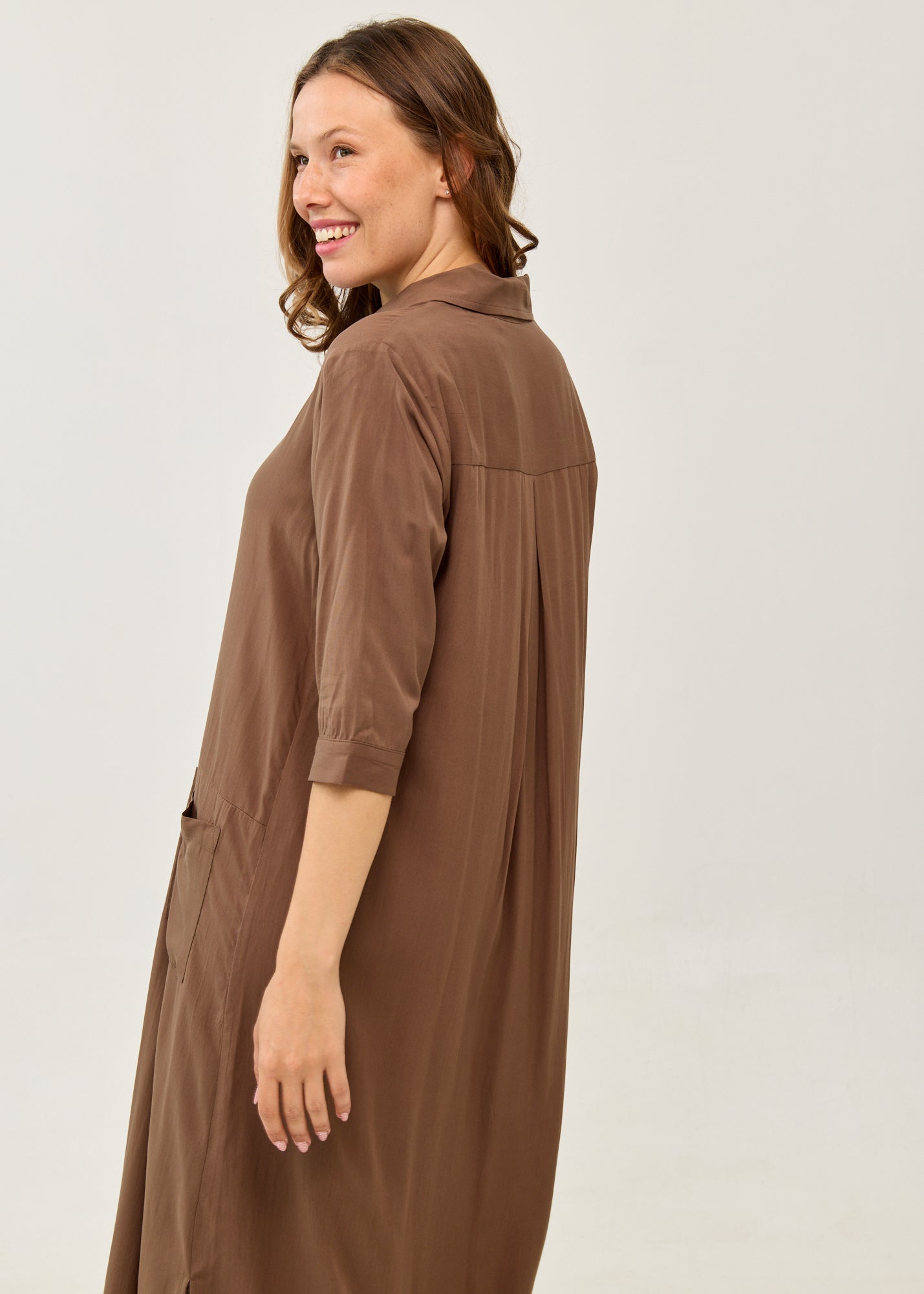 Dress with a half-button placket and square pockets brown