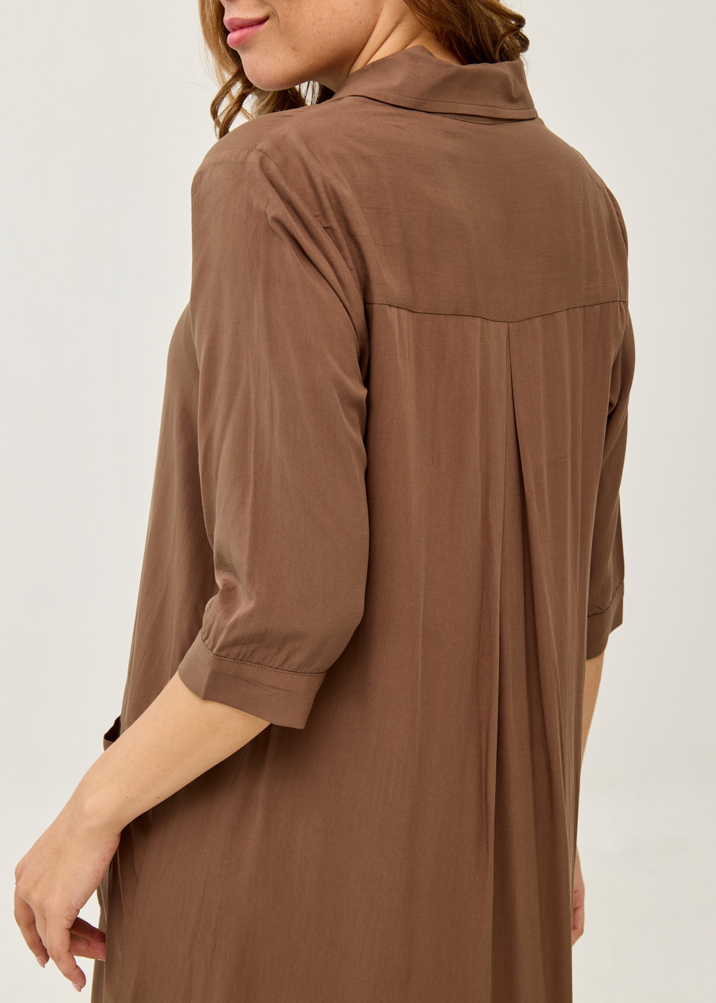 Dress with a half-button placket and square pockets brown