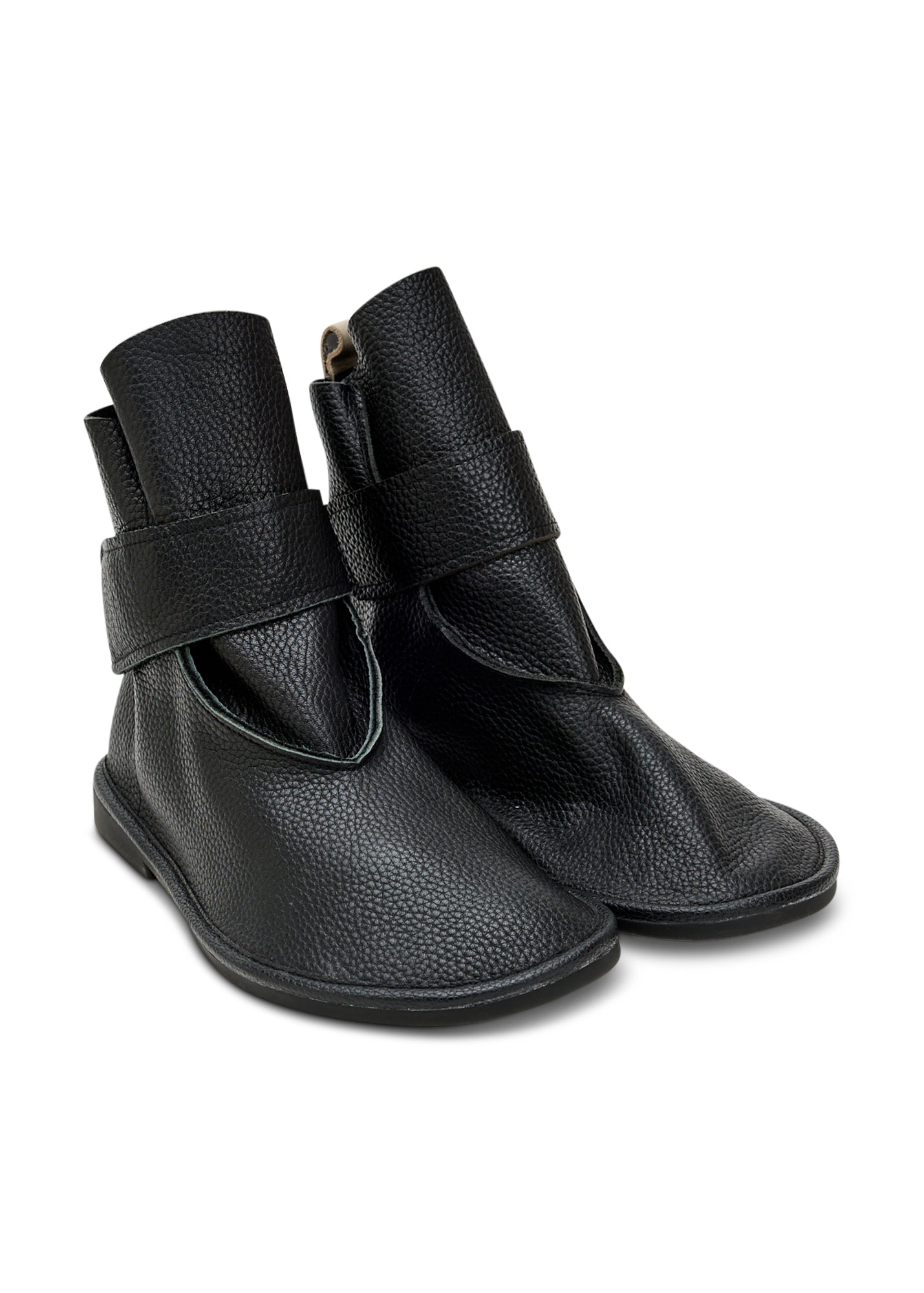 Soft leather boots with black scotch closure