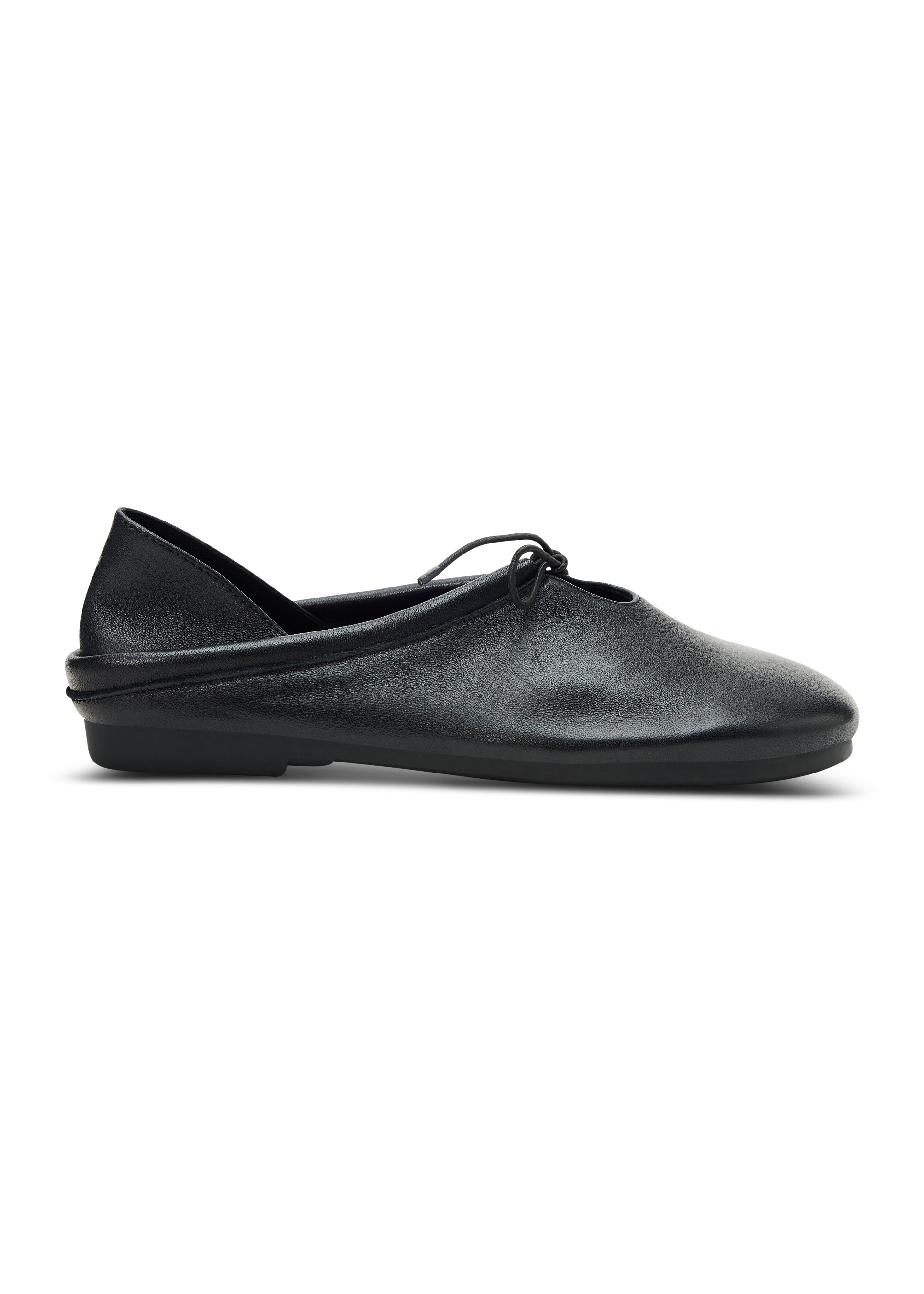 Leather shoes with a collapsible heel and black elastic lacing