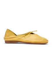 Leather shoes with a foldable heel and mustard elastic lacing