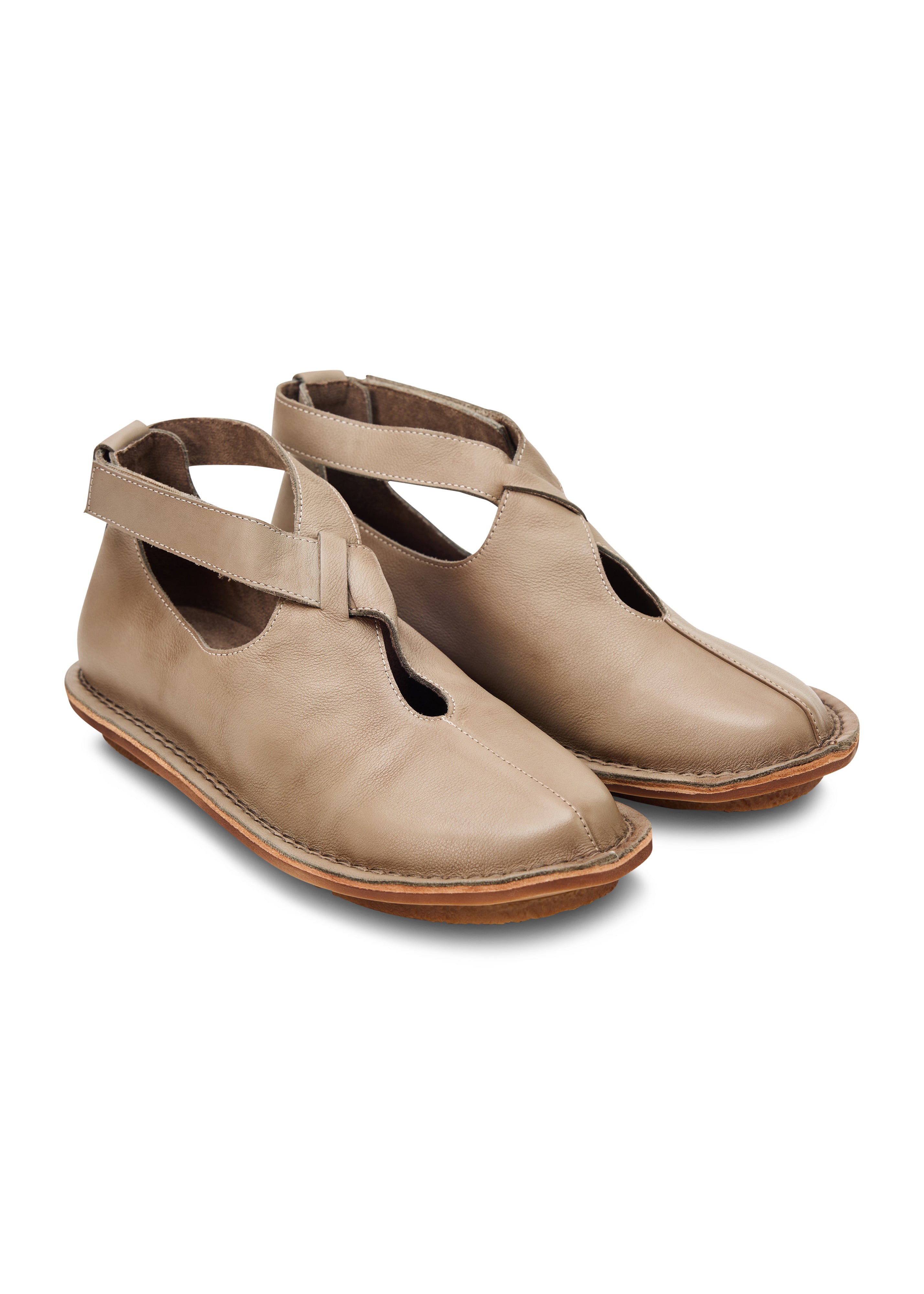 Women's soft leather closed shoes with Velcro, beige