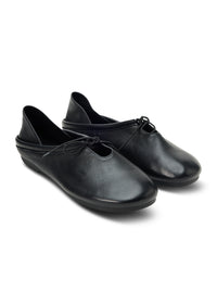 Leather shoes with a collapsible heel and black elastic lacing - 36