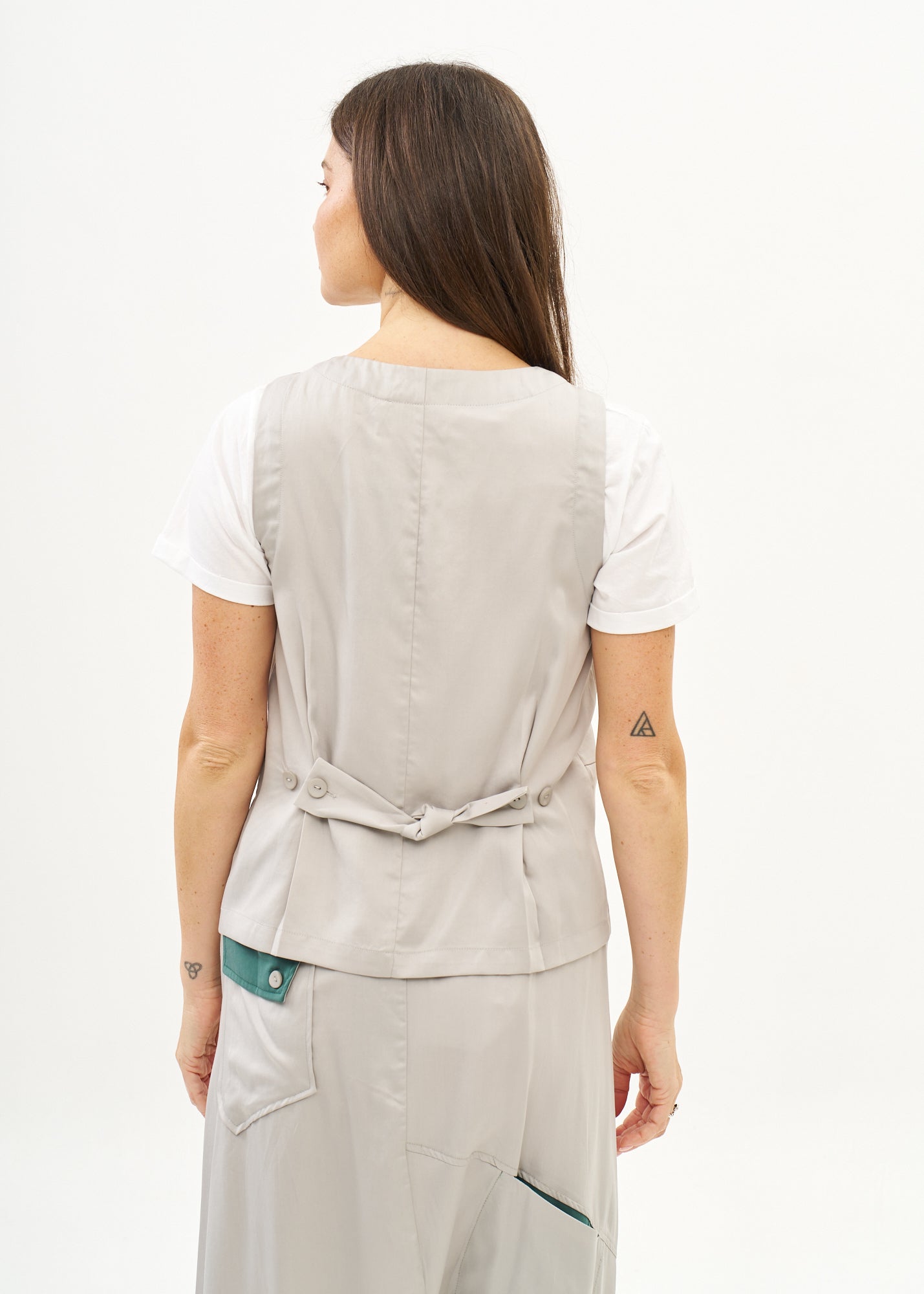 Vest with diagonal pockets and tie-back in grey