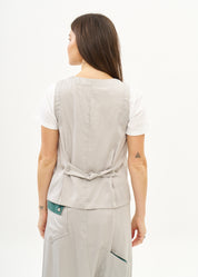 Vest with diagonal pockets and tie-back in grey