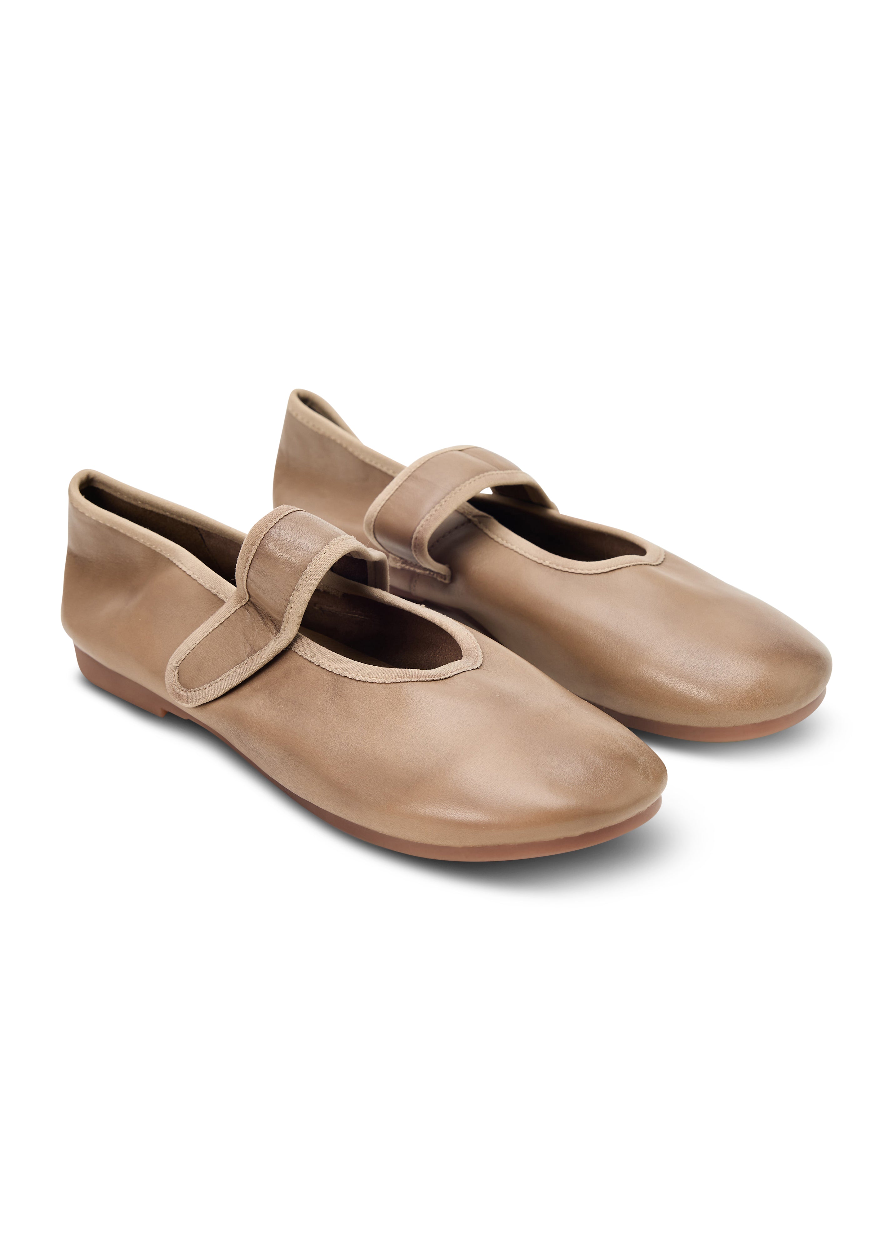 Doll shoes with a strap on top in beige