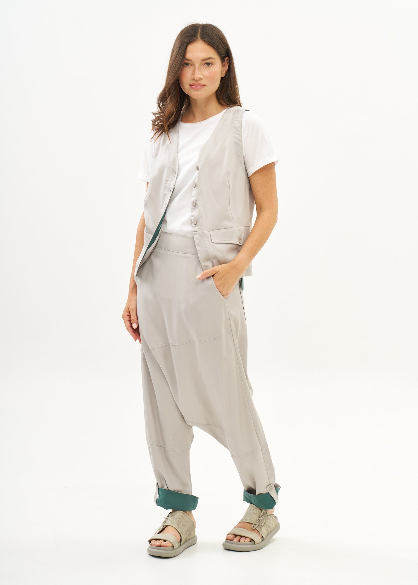Vest with diagonal pockets and tie-back in grey
