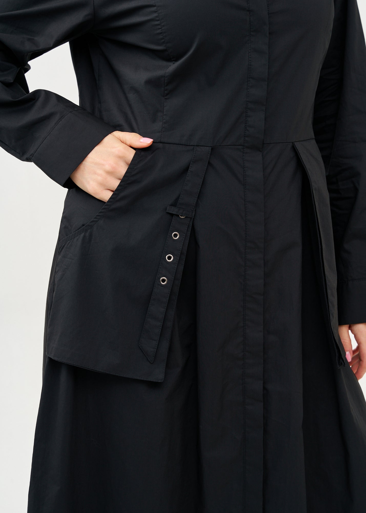 Long sleeve buttoned dress with two hanging pockets, black