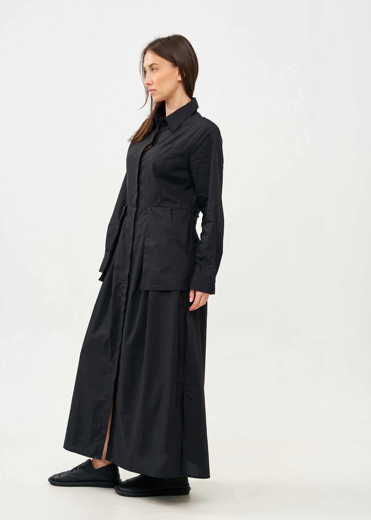 Long sleeve buttoned dress with two hanging pockets, black
