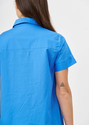 Short sleeve dress with side gathers, blue