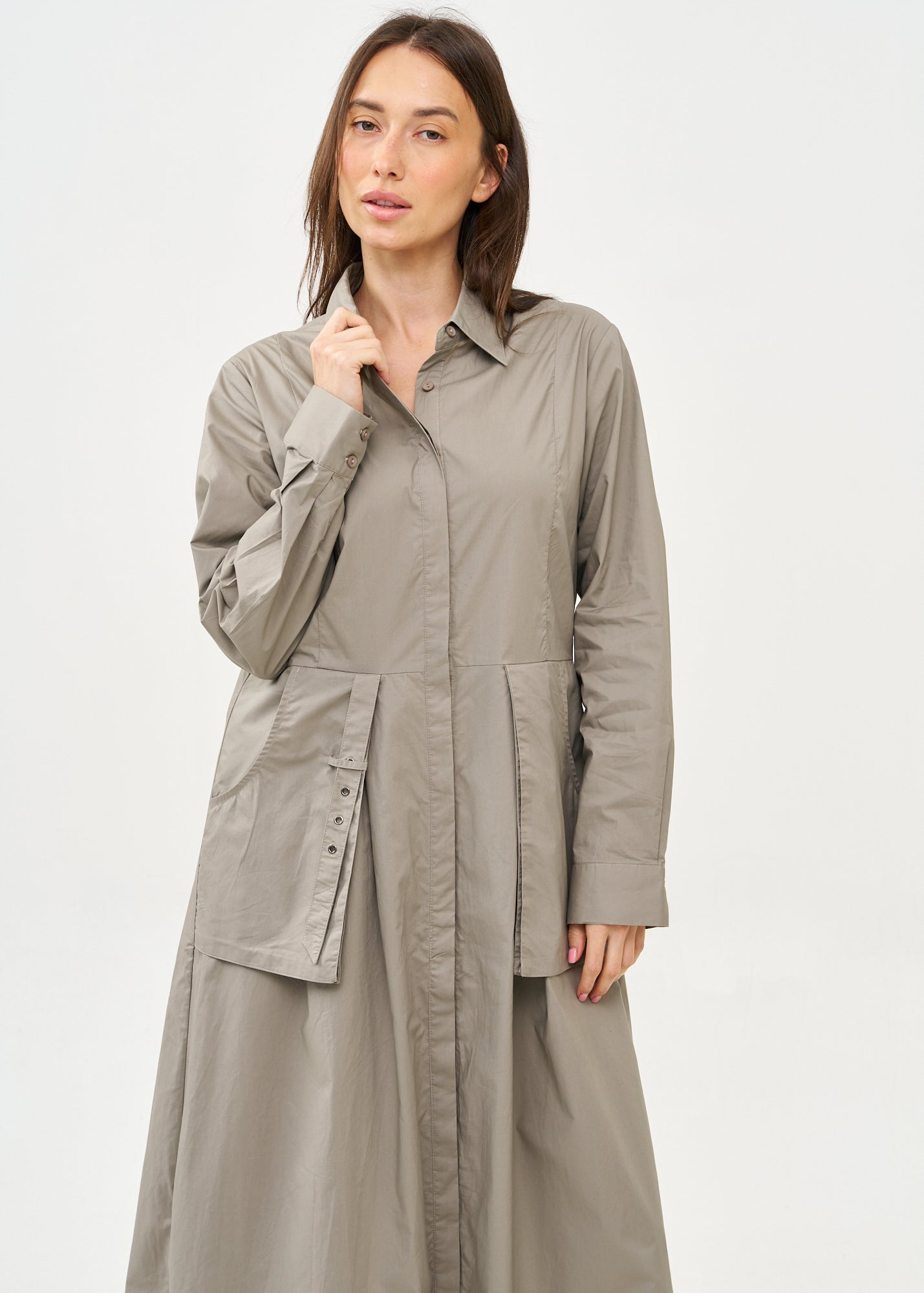 Long-sleeved buttoned dress with two hanging pockets, gray