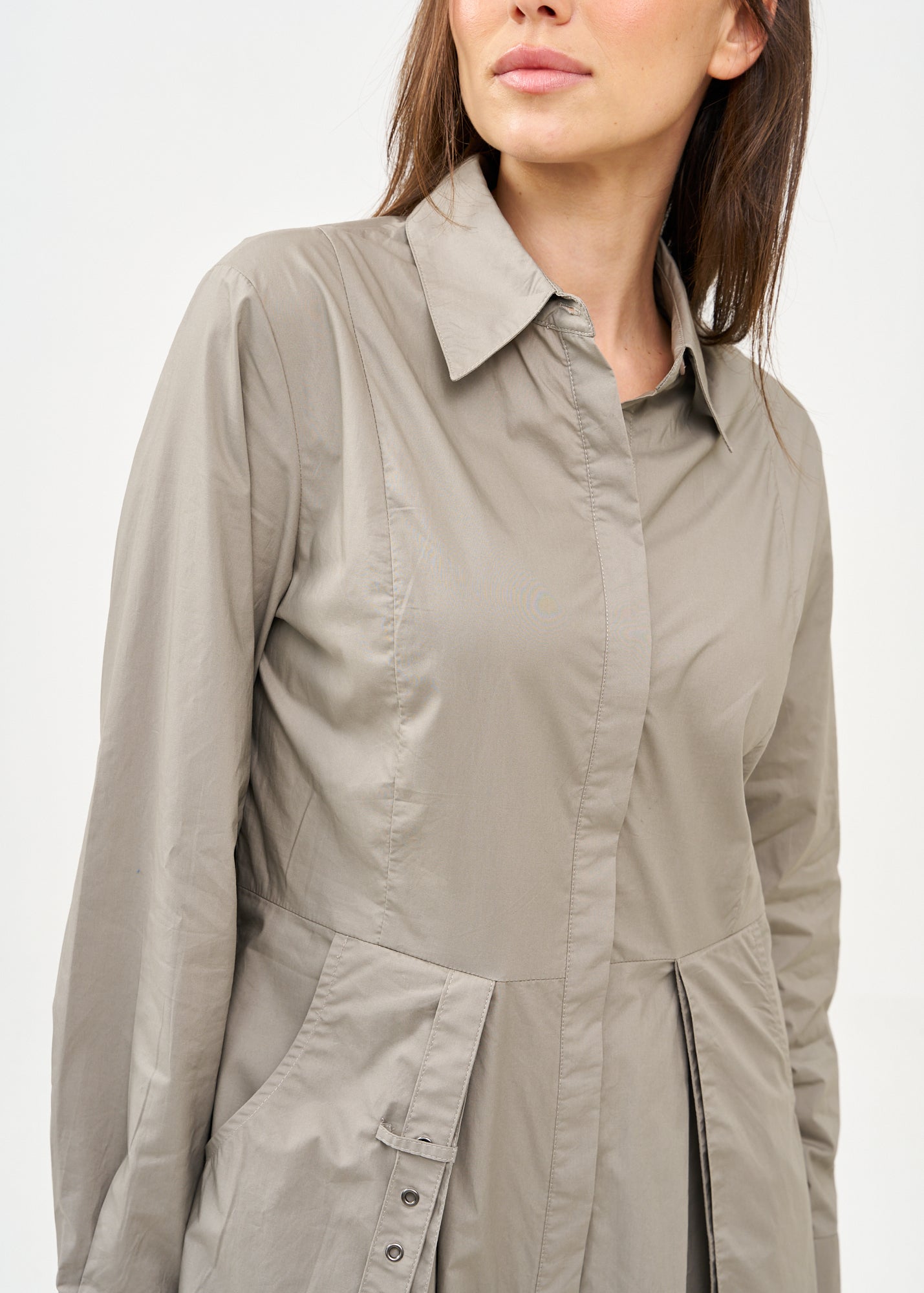 Long-sleeved buttoned dress with two hanging pockets, gray