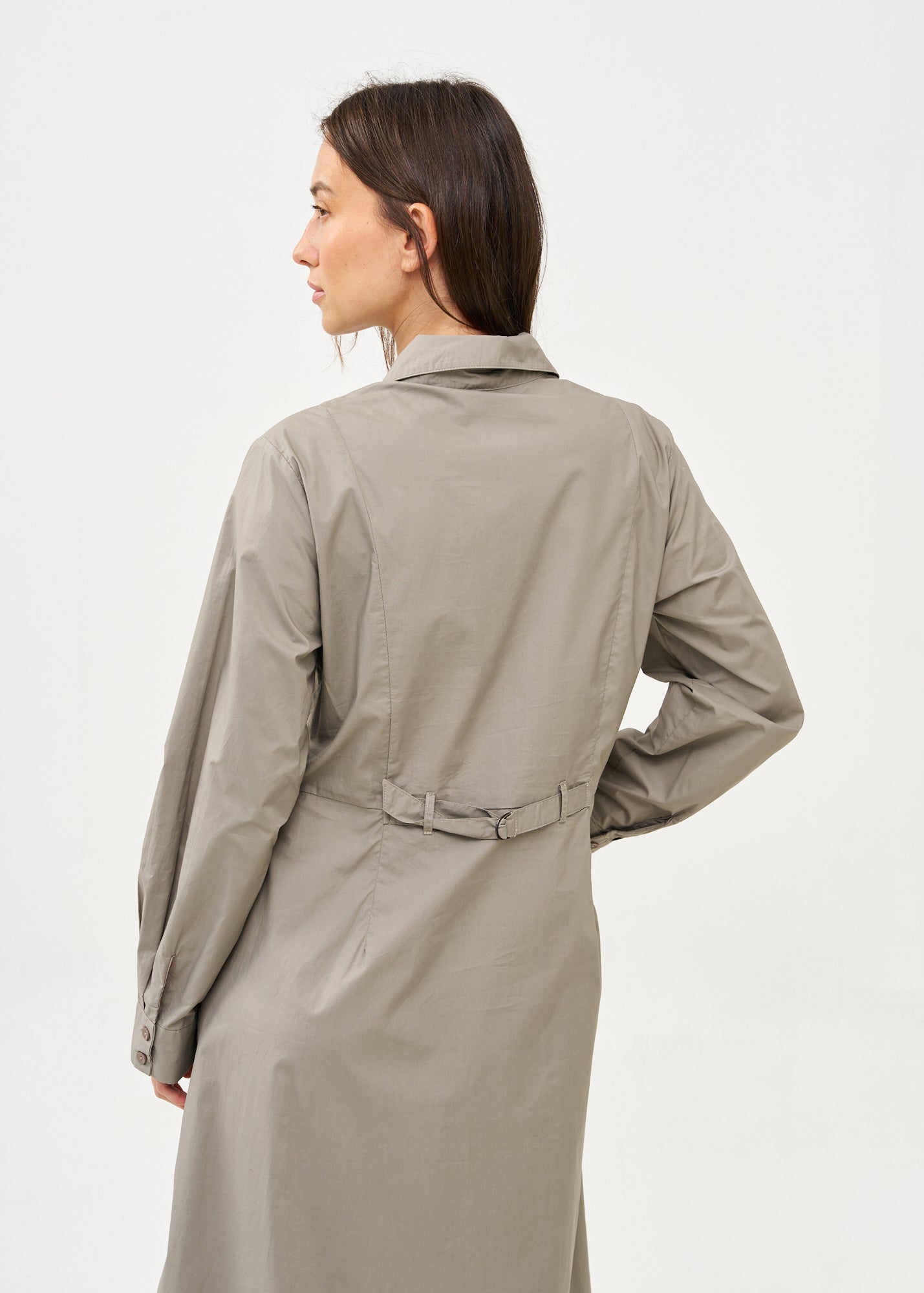 Long-sleeved buttoned dress with two hanging pockets, gray