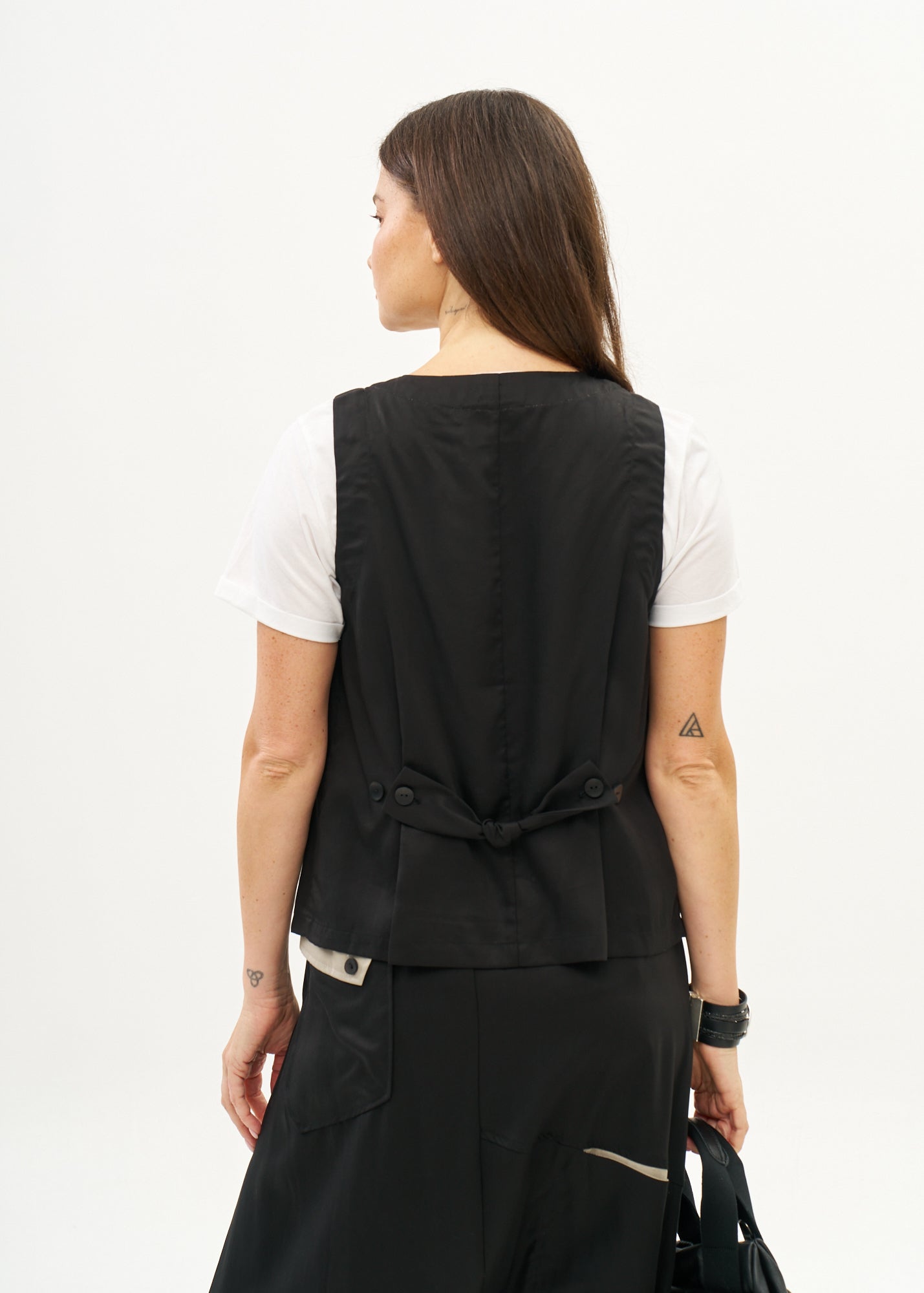 Vest with slanted pockets and a tie-back in black