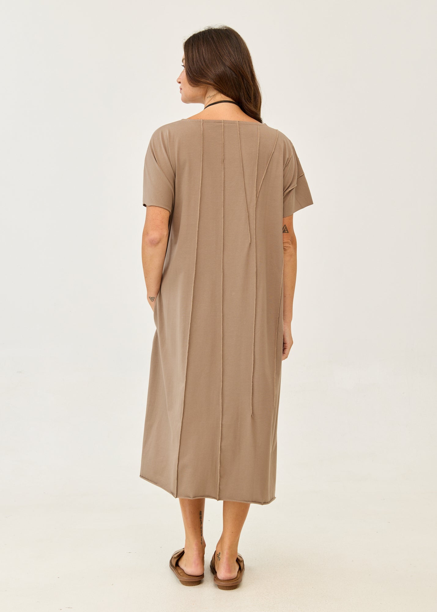 Short sleeve dress prominent seams brown