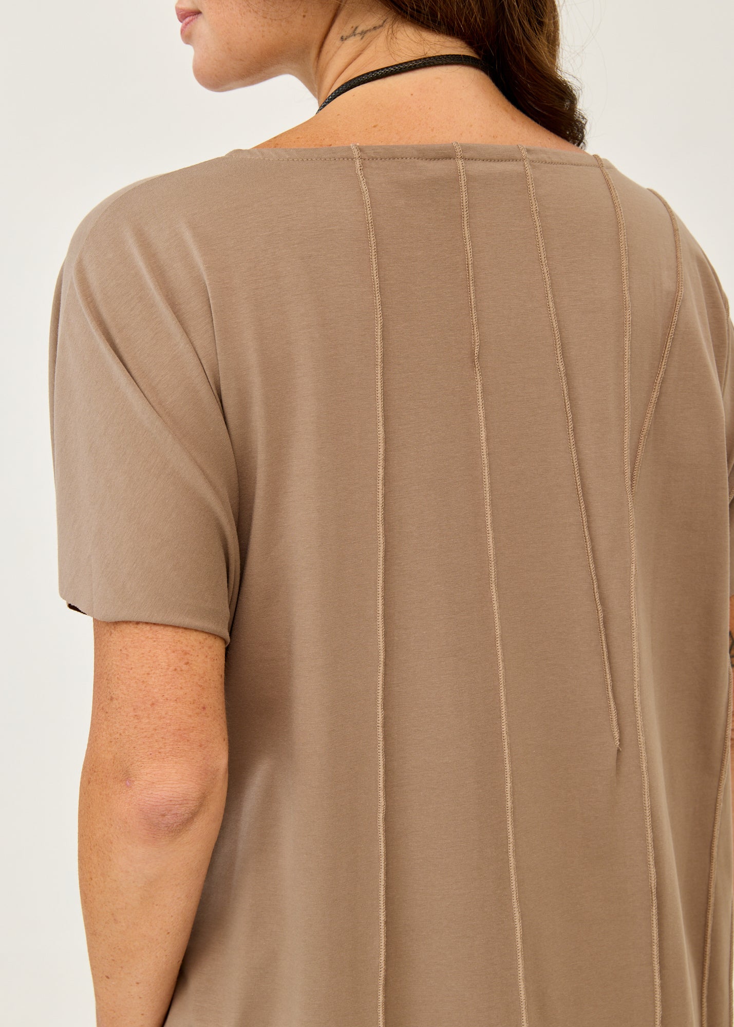 Short sleeve dress prominent seams brown