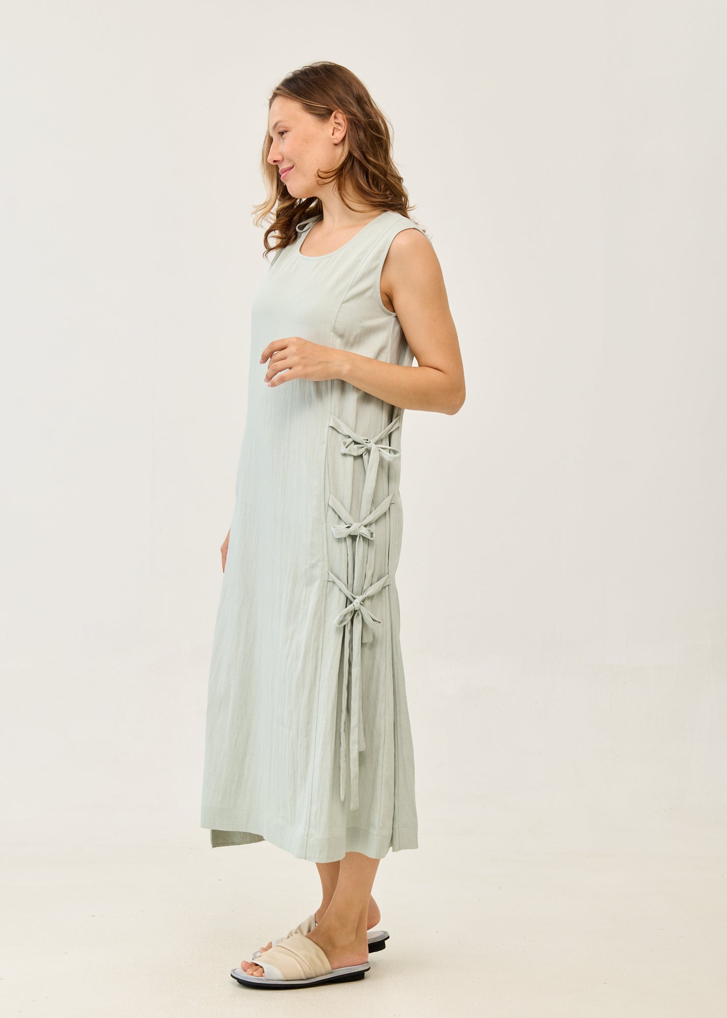Dress with ties at the shoulders and light green side