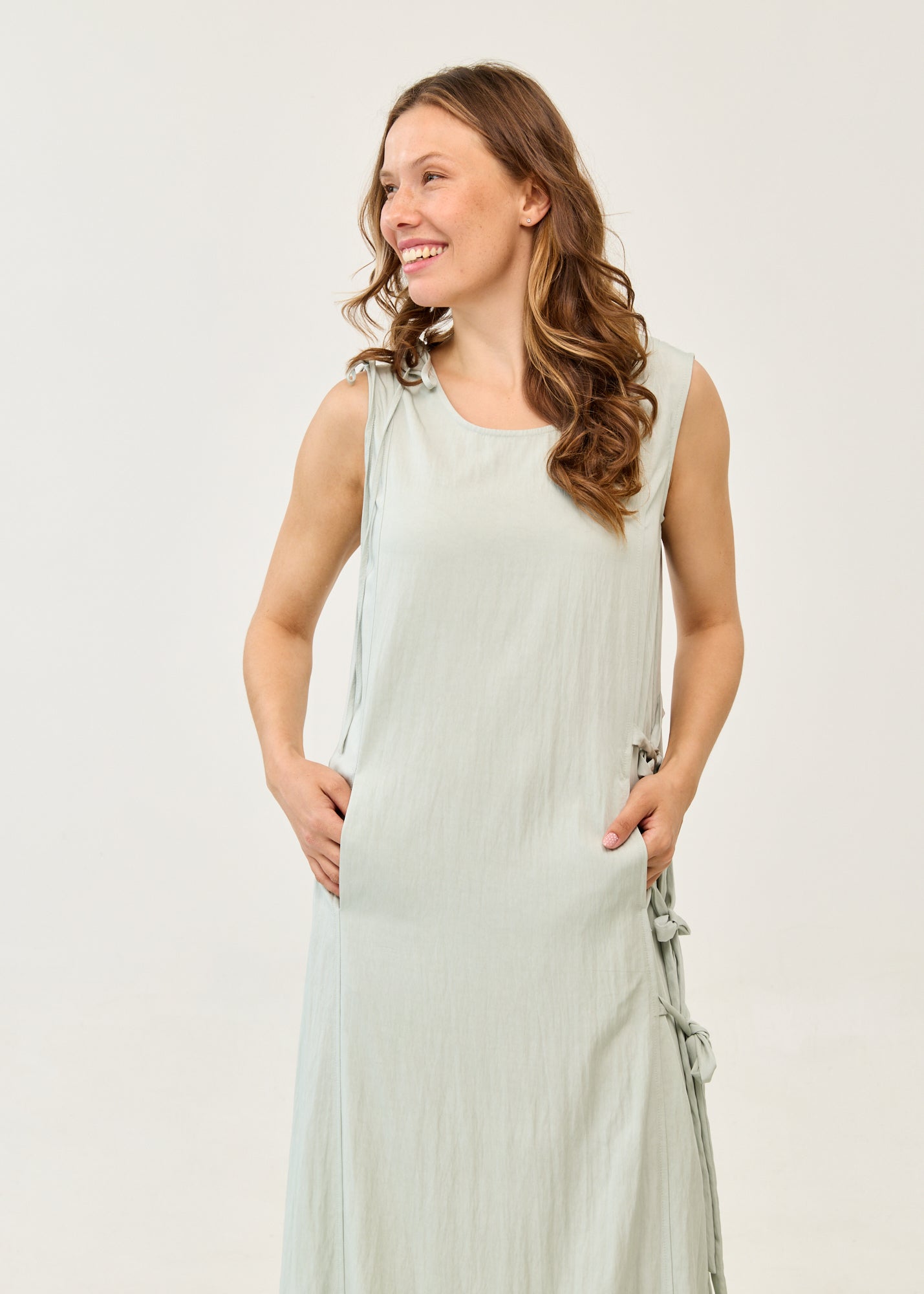 Dress with ties at the shoulders and light green side