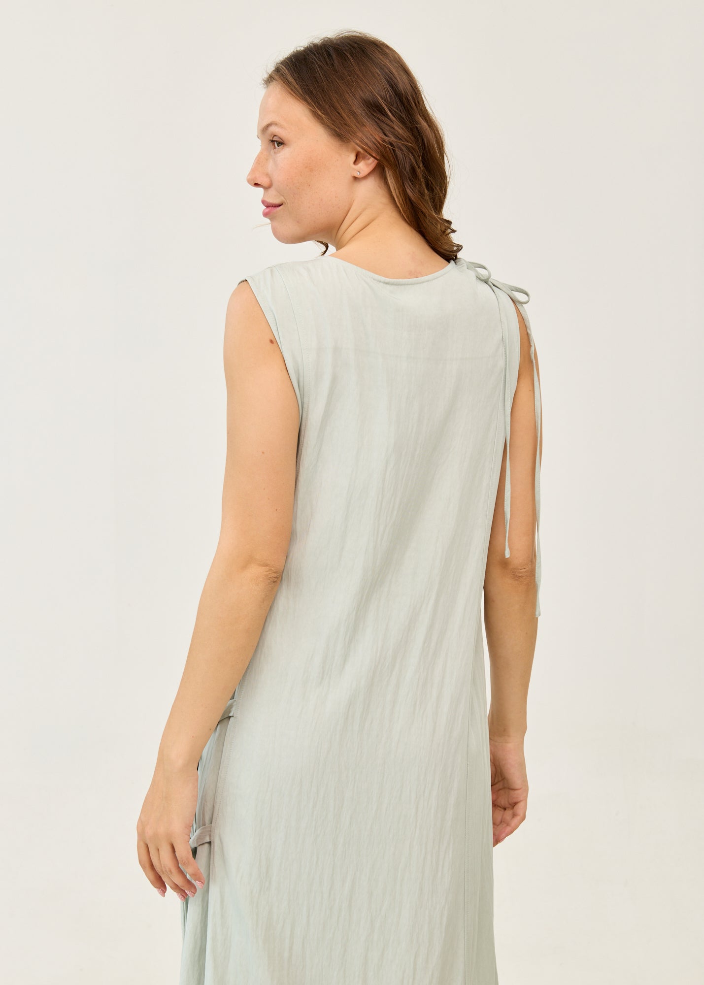 Dress with ties at the shoulders and light green side
