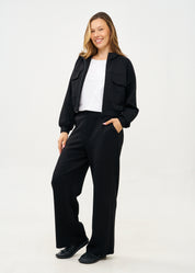 Jacket with two front pockets and a black zipper