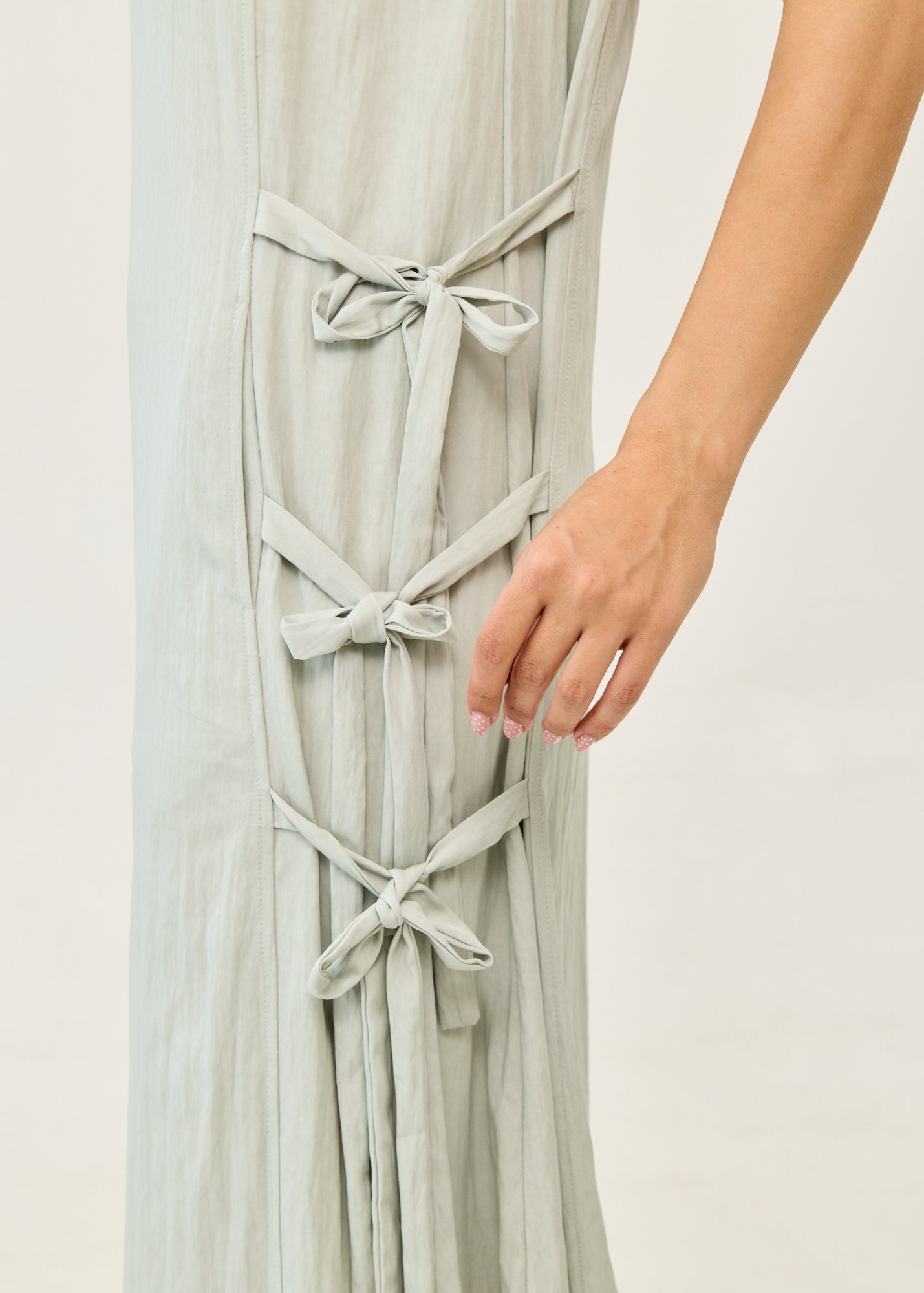 Dress with ties at the shoulders and light green side