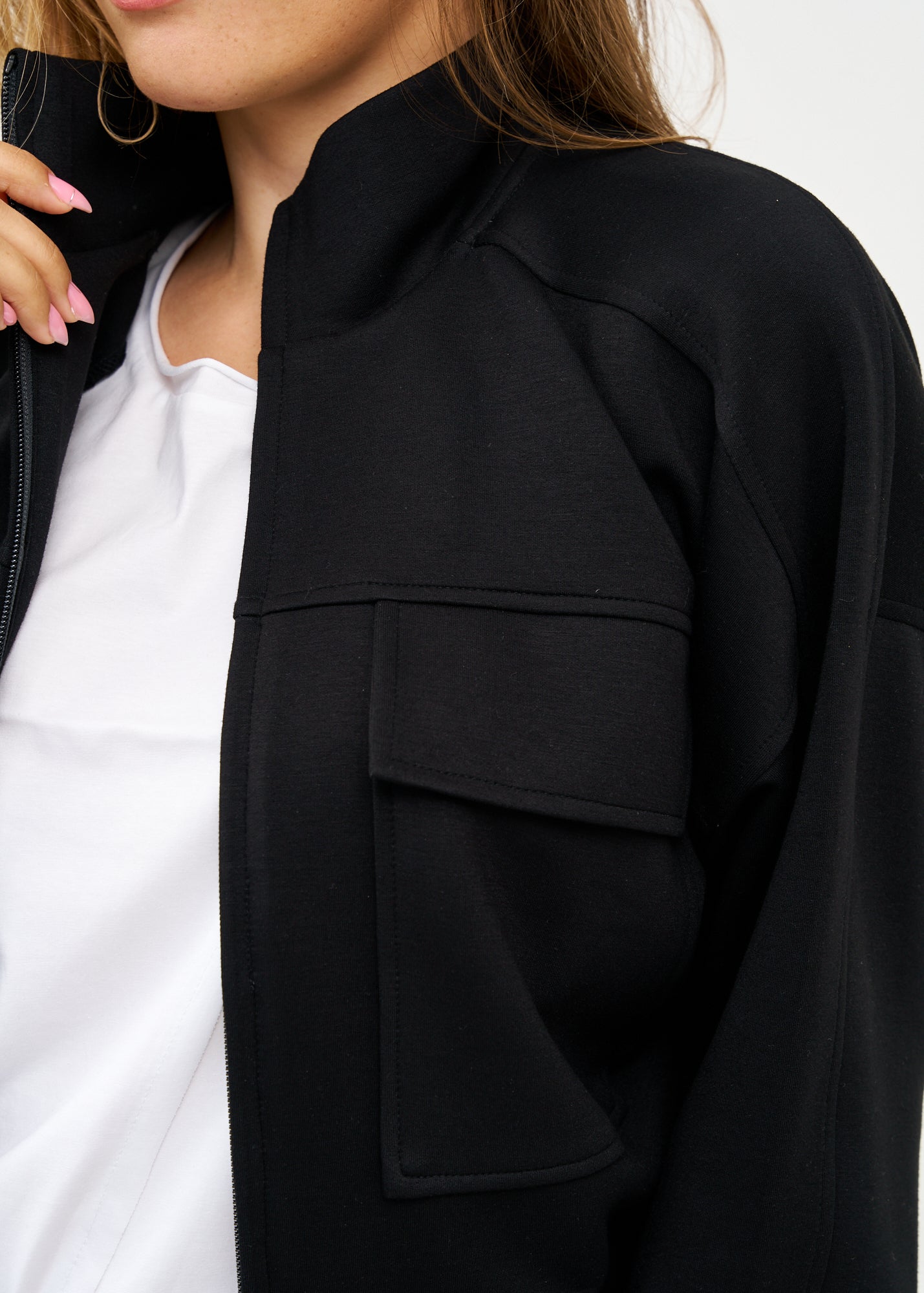 Jacket with two front pockets and a black zipper