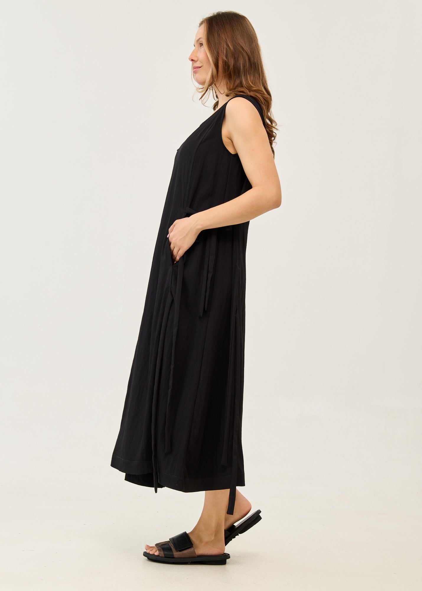 Dress with ties at the shoulders and black sides