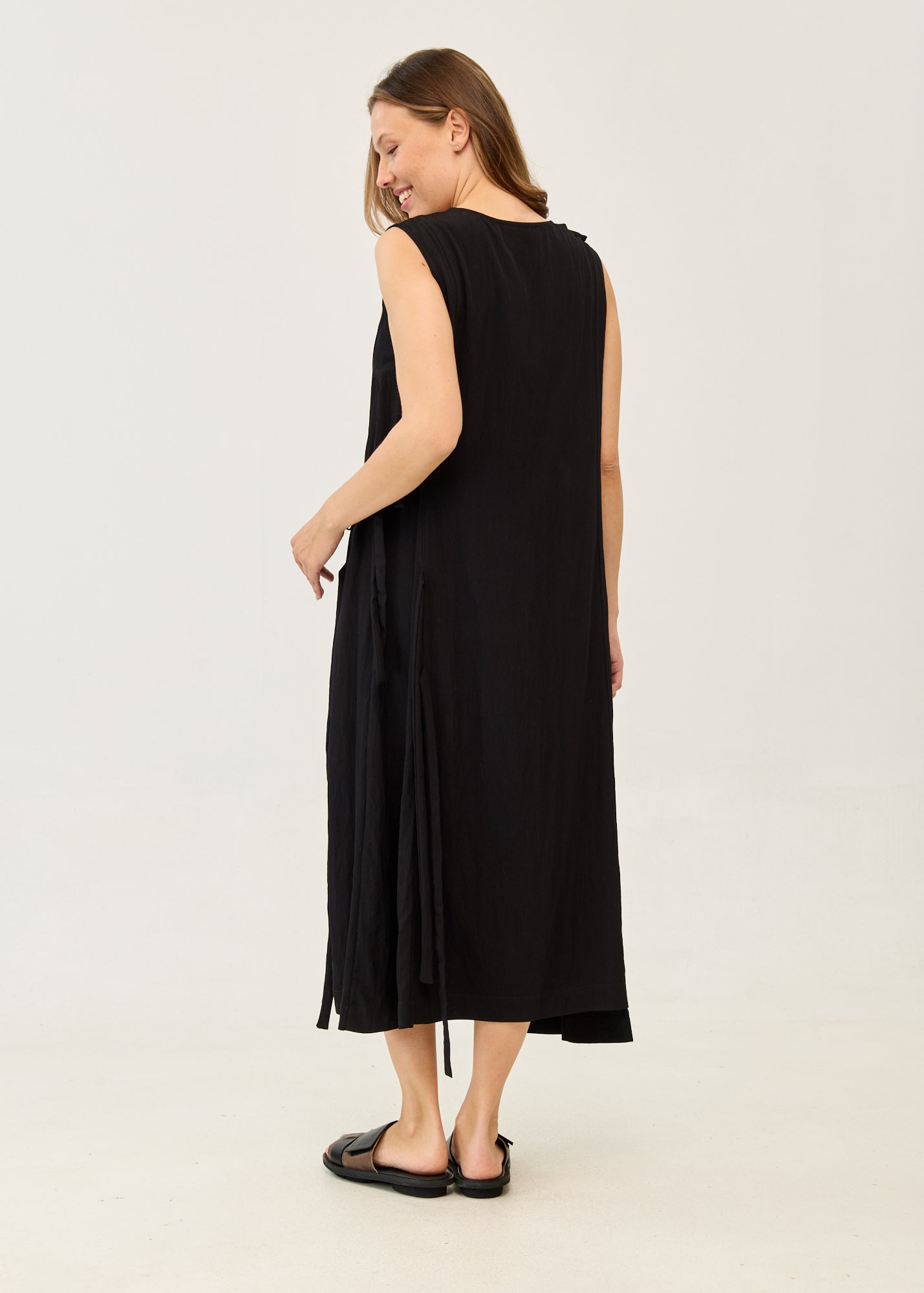 Dress with ties at the shoulders and black sides