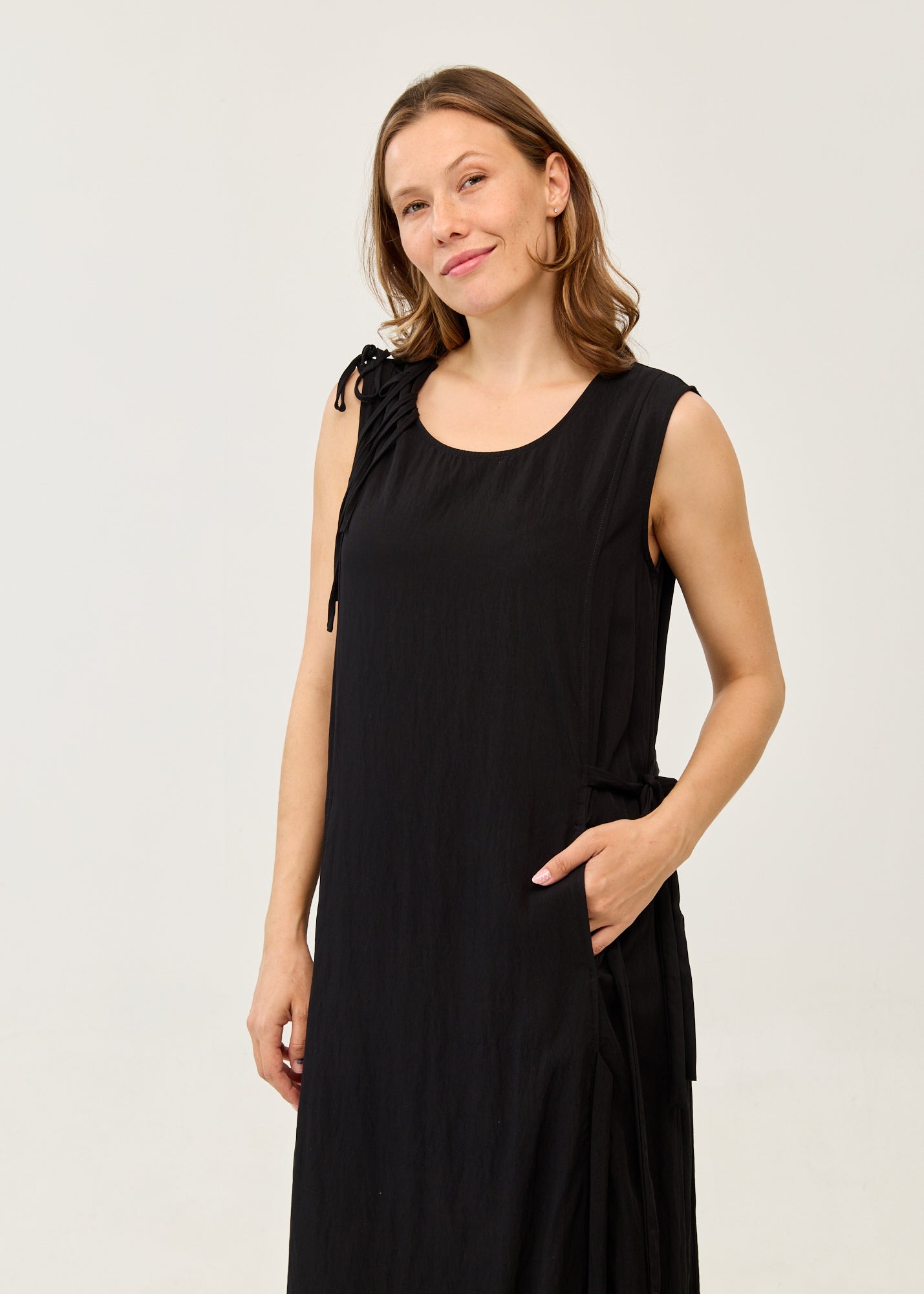 Dress with ties at the shoulders and black sides