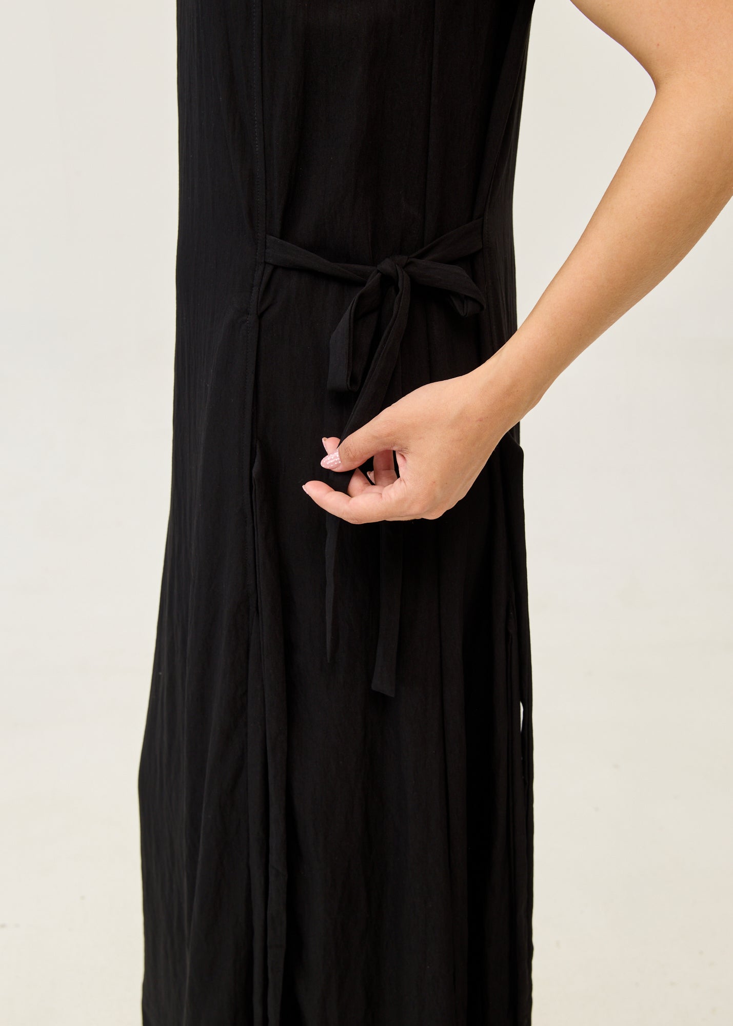 Dress with ties at the shoulders and black sides