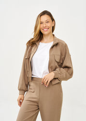 Jacket with two front pockets and a brown zipper