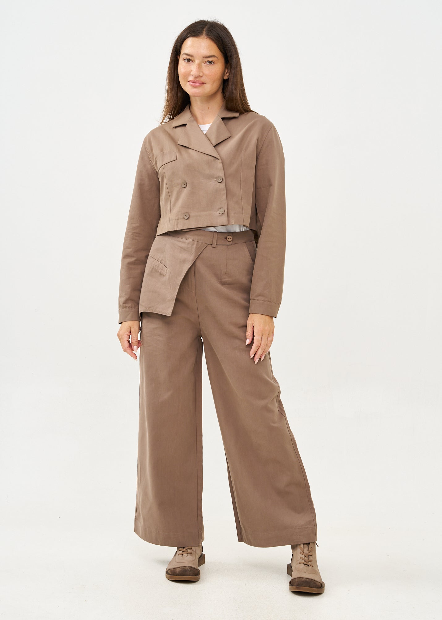 Brown short double-breasted blazer
