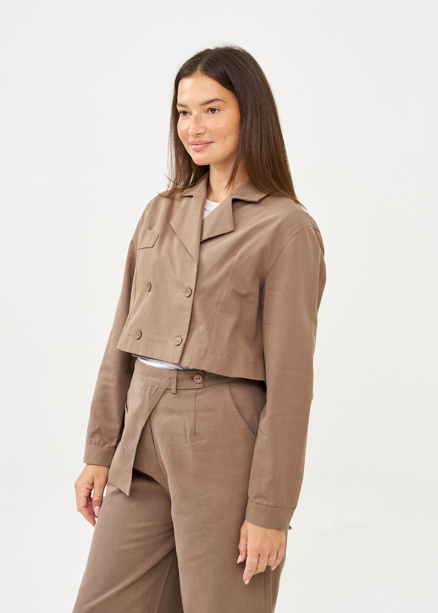Brown short double-breasted blazer