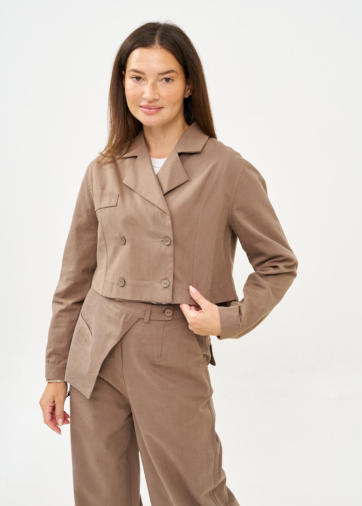 Brown short double-breasted blazer