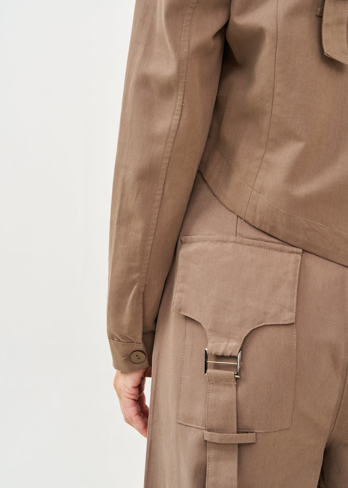 Brown short double-breasted blazer