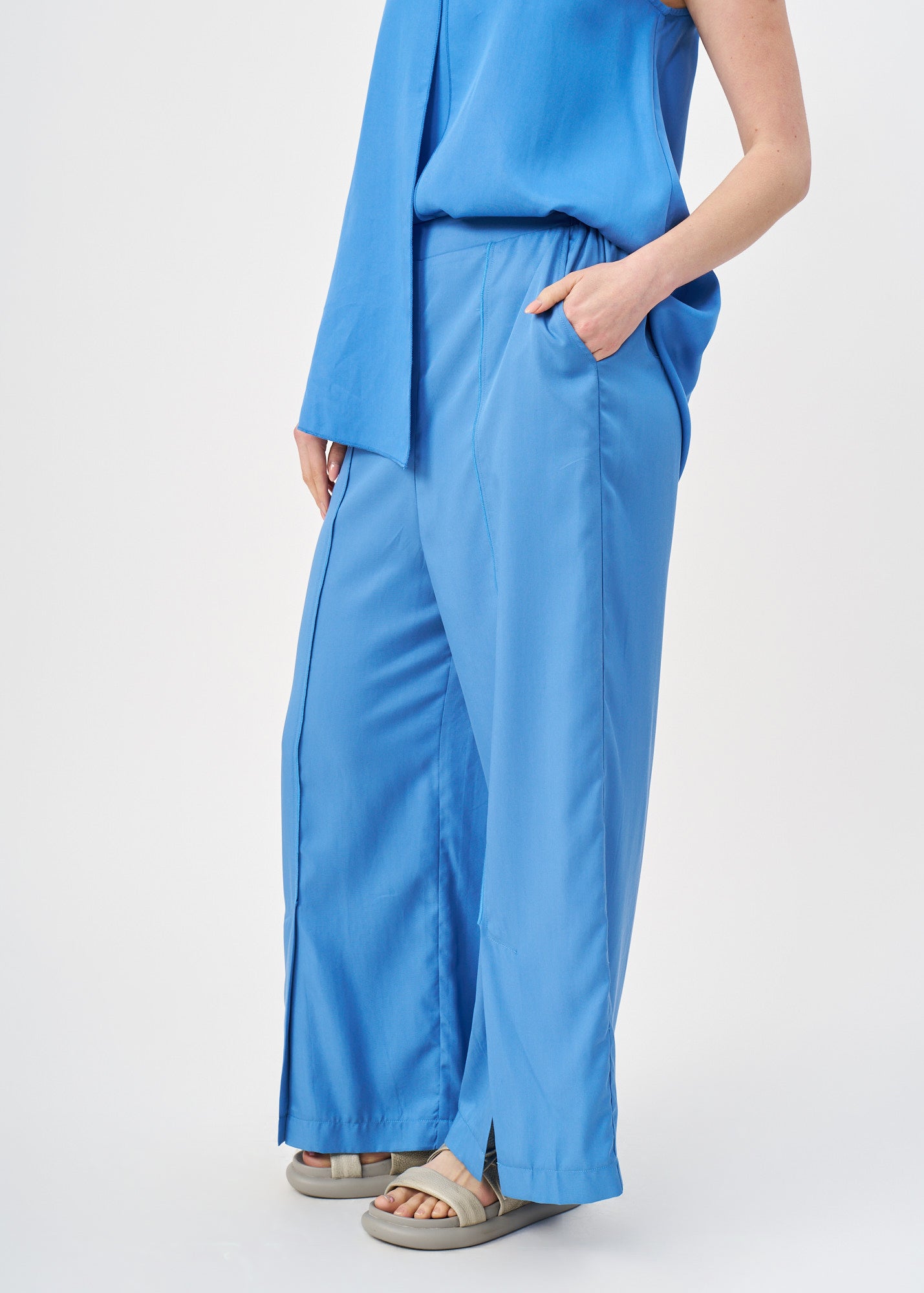 Long pants with front slit, blue