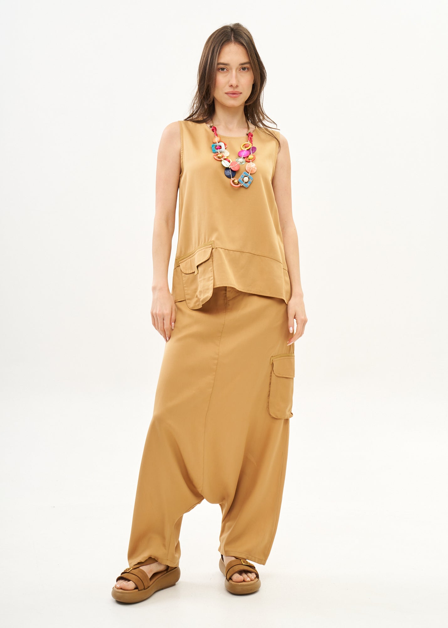 Tank top with hanging pocket and brown ribbons