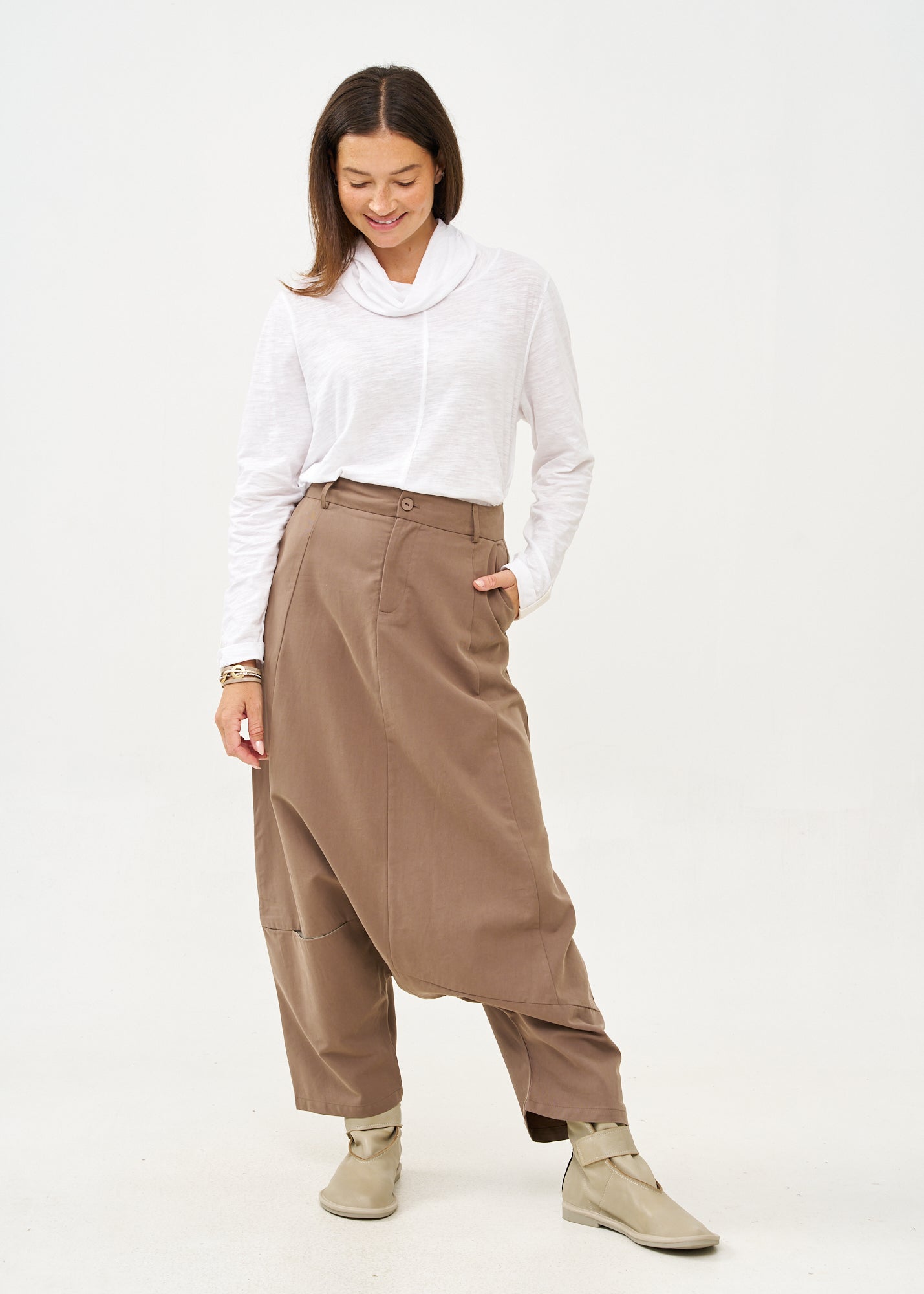 Cut-out skirt pants with pocket, brown color combination