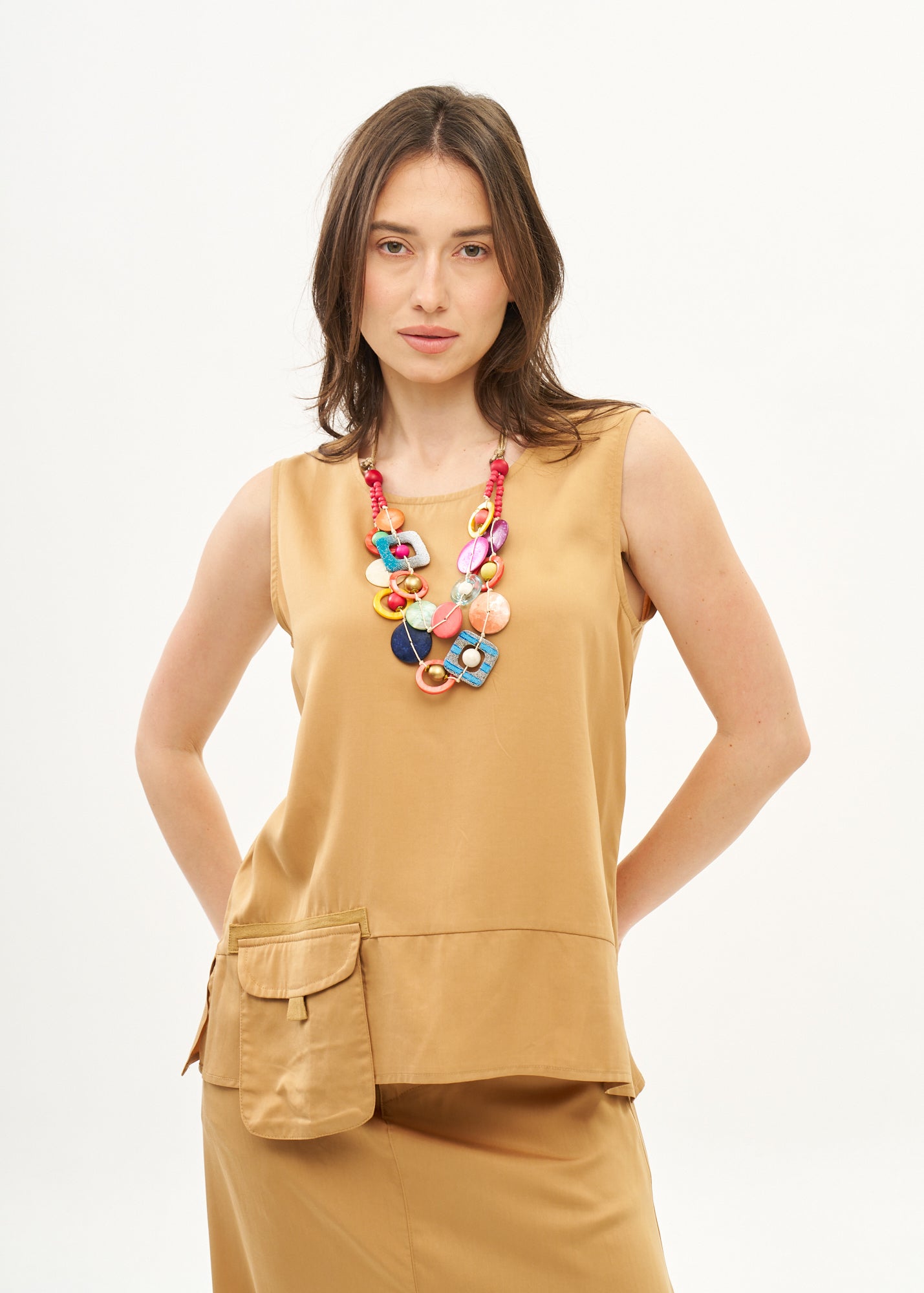 Tank top with hanging pocket and brown ribbons