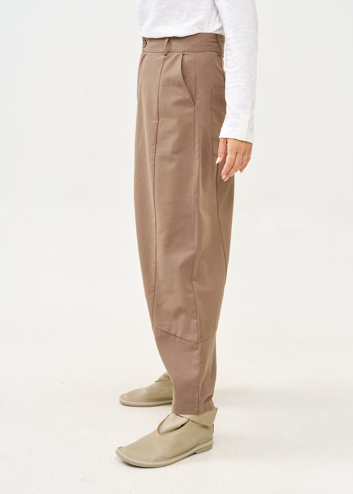 Cut-out skirt pants with pocket, brown color combination