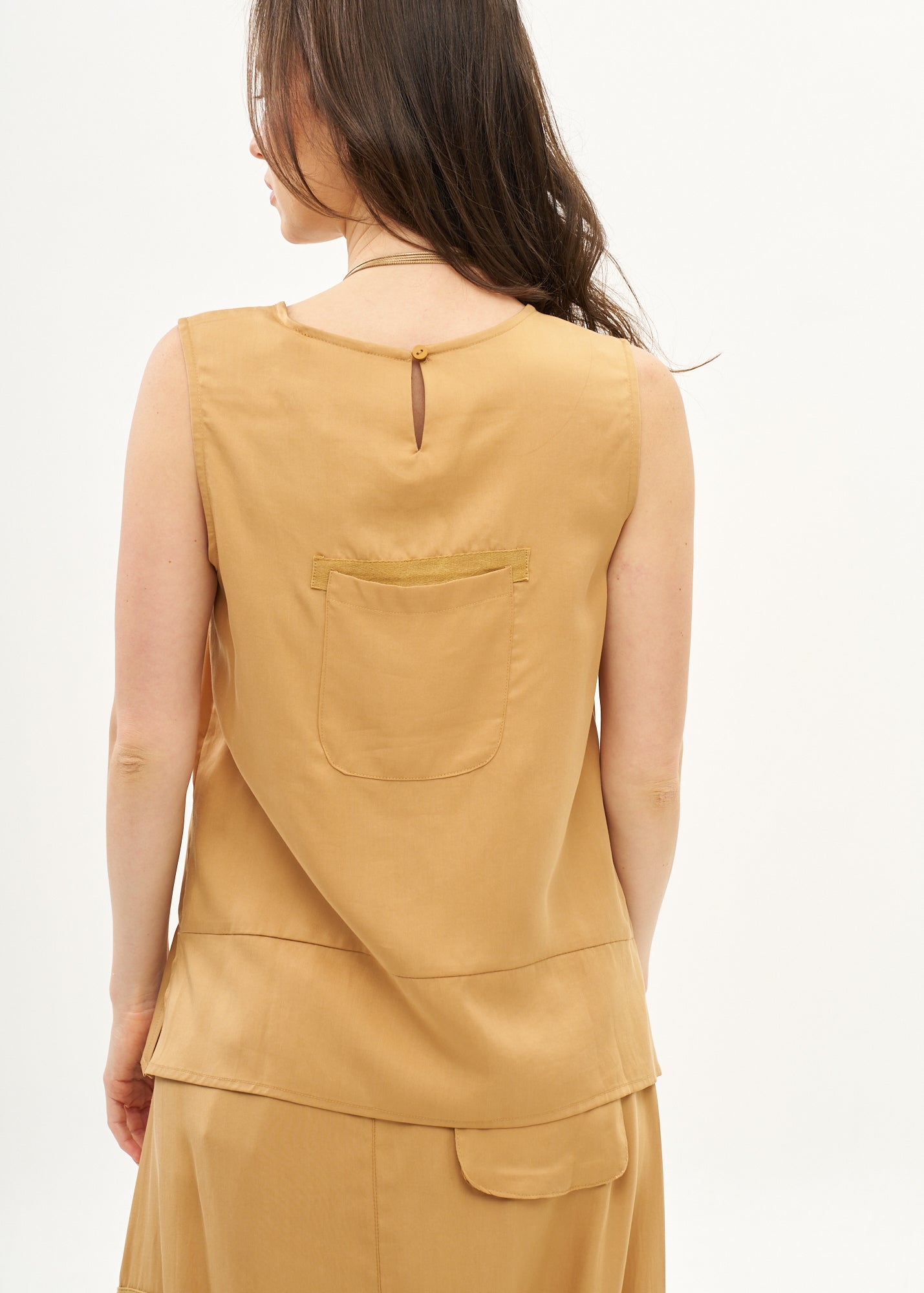 Tank top with hanging pocket and brown ribbons