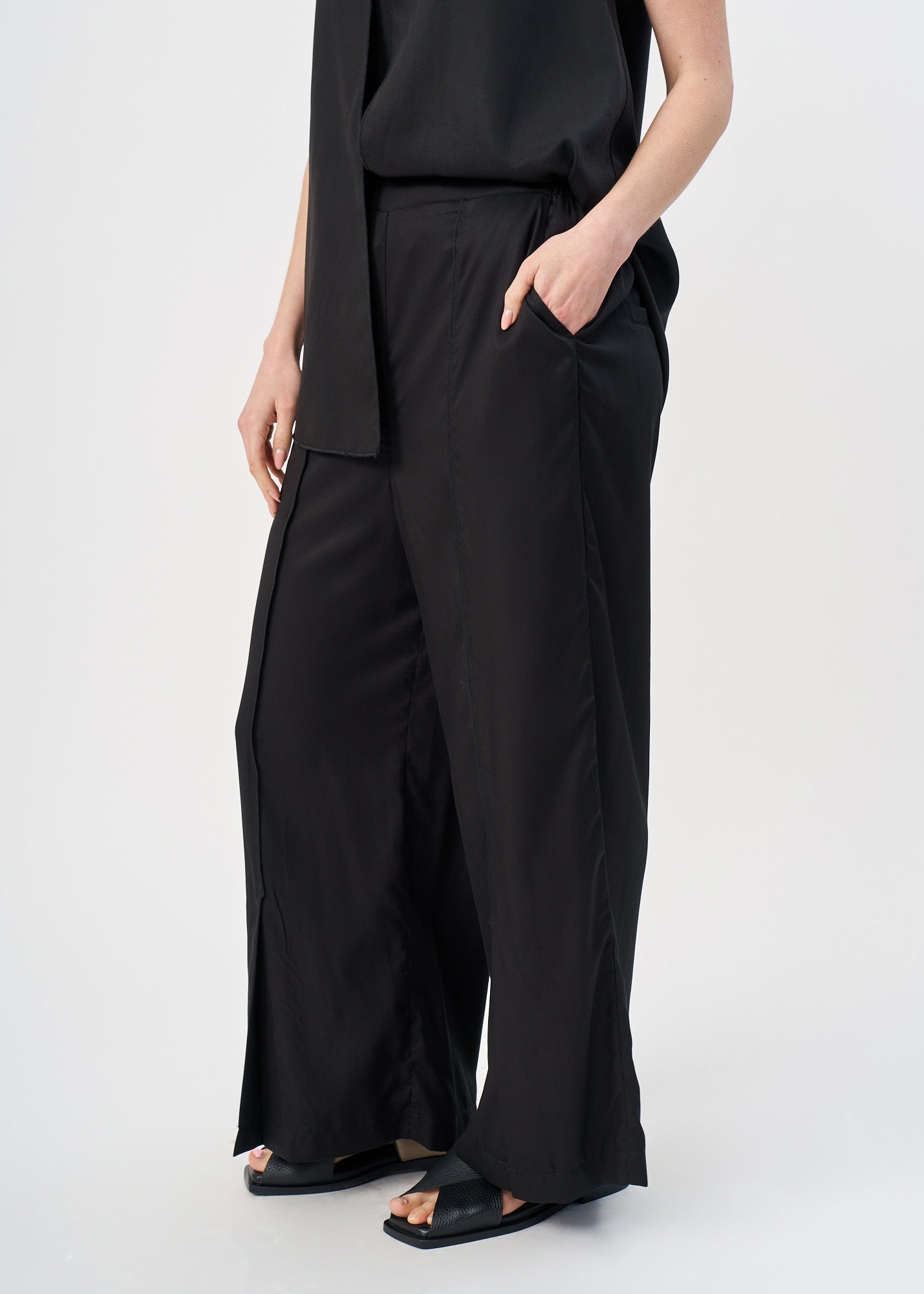 Long pants with front slit, black