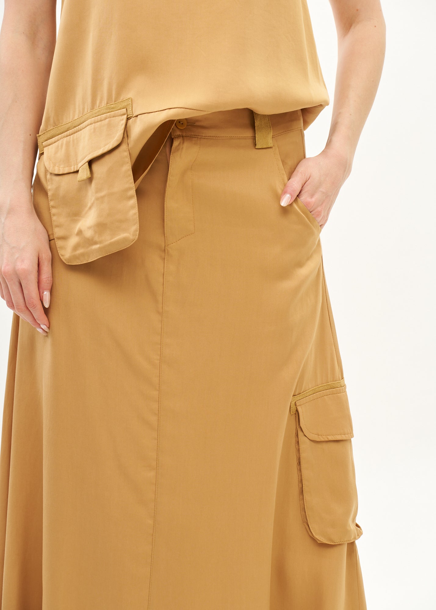 Skirt-like pants with brown ribbon detail
