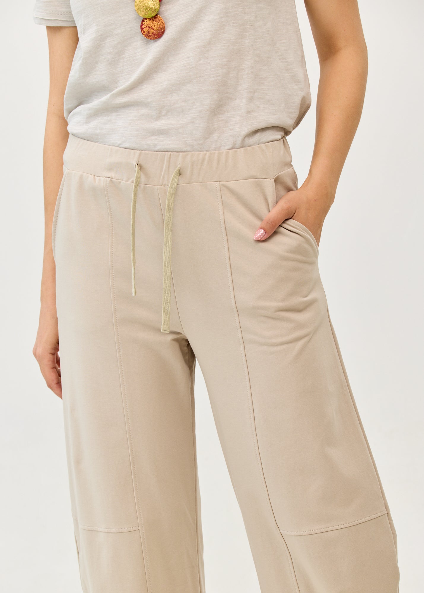 Pants with seams and elastic at the top, Stone