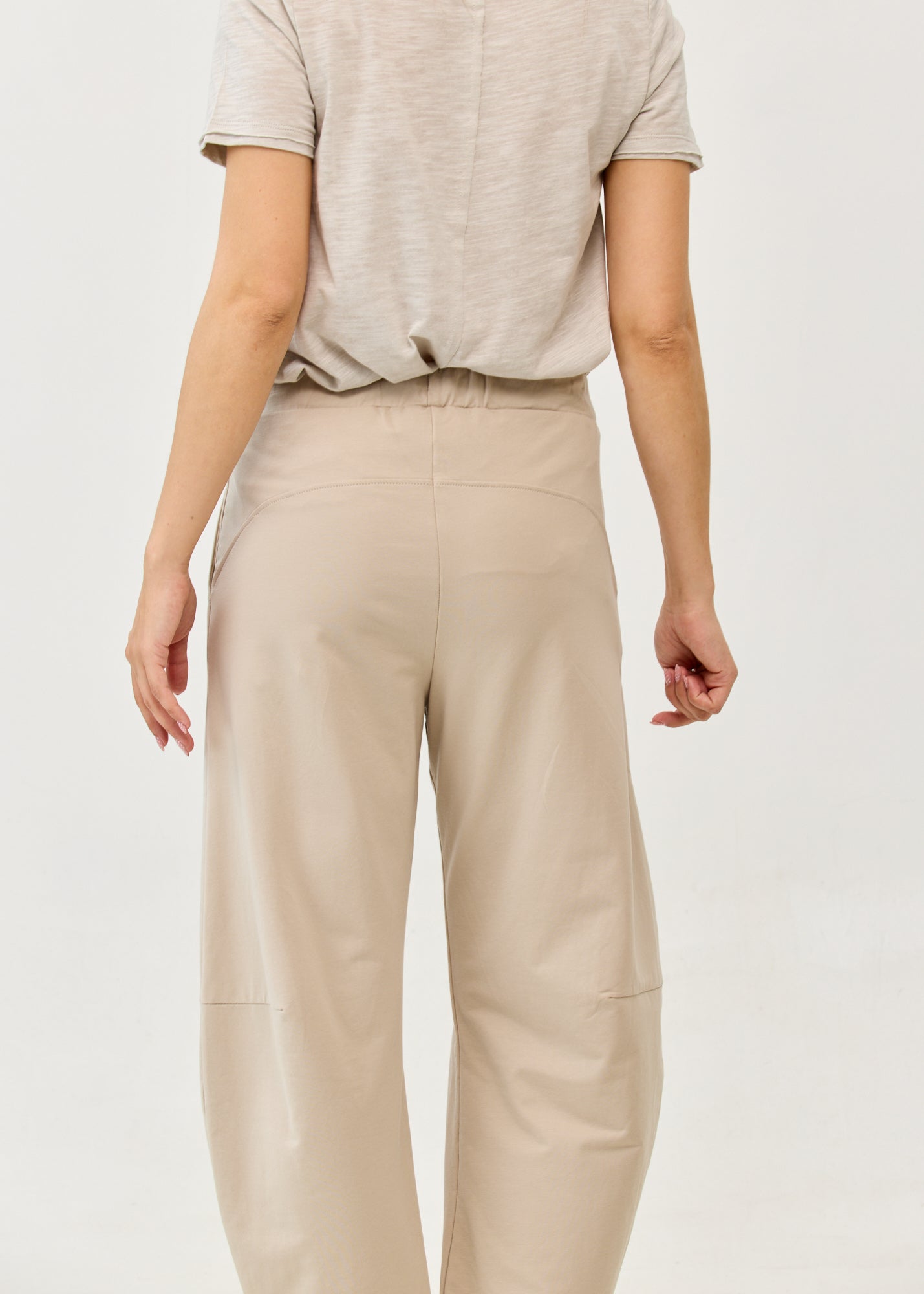 Pants with seams and elastic at the top, Stone