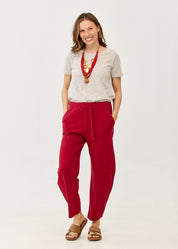 Pants with stitching and an elasticated burgundy waist
