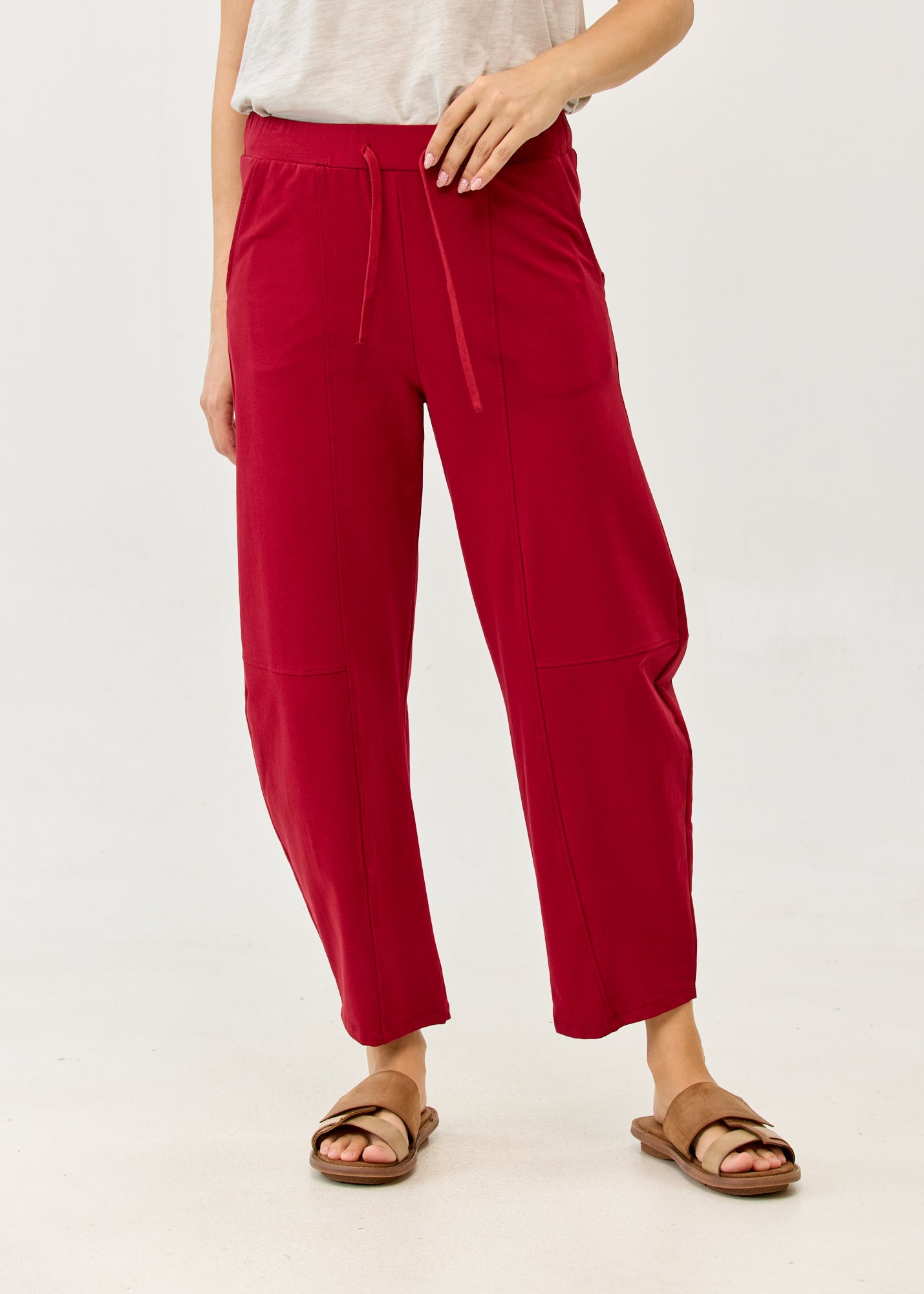 Pants with stitching and an elasticated burgundy waist
