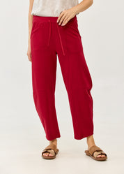 Pants with stitching and an elasticated burgundy waist